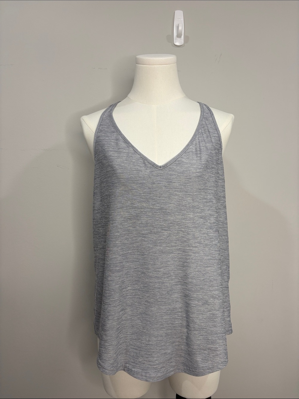 Under Armour Light Gray V-Neck Women’s Muscle Tank Top medium